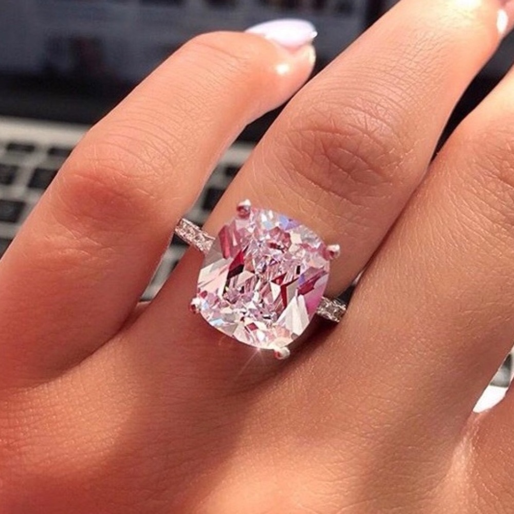 **18K White Gold 8 Carat Solitaire Engagement Ring - Picture 4 of 5